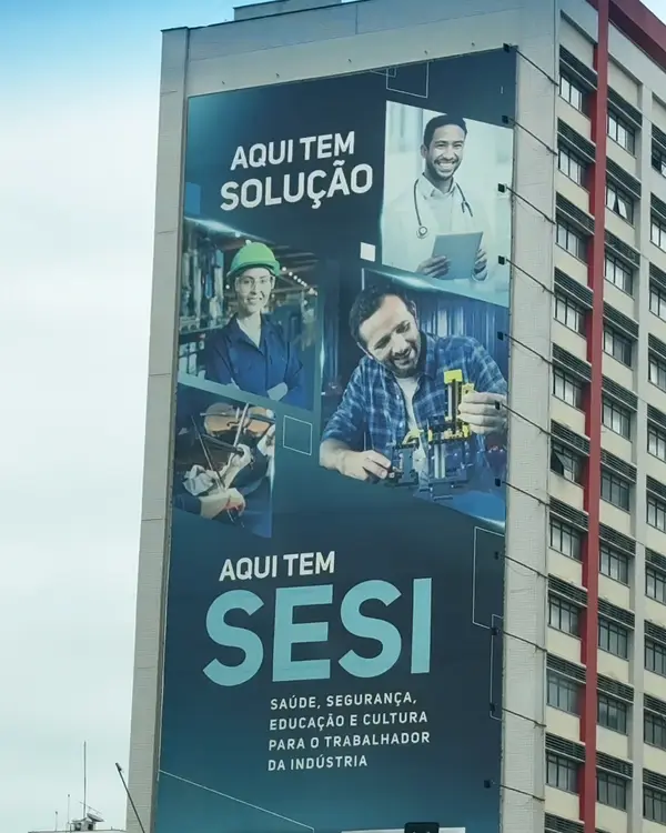 Painel do SESI na lateral de um prédio