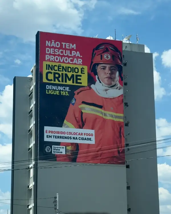 Painel do Governo de Mato Grosso contra queimadas, com um bombeiro